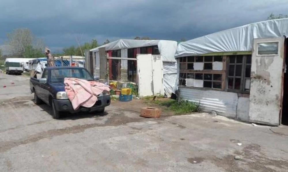 Σοκ στον Βόλο: Είχαν δεμένο με αλυσίδα 15 μέτρων τον 55χρονο γιο τους